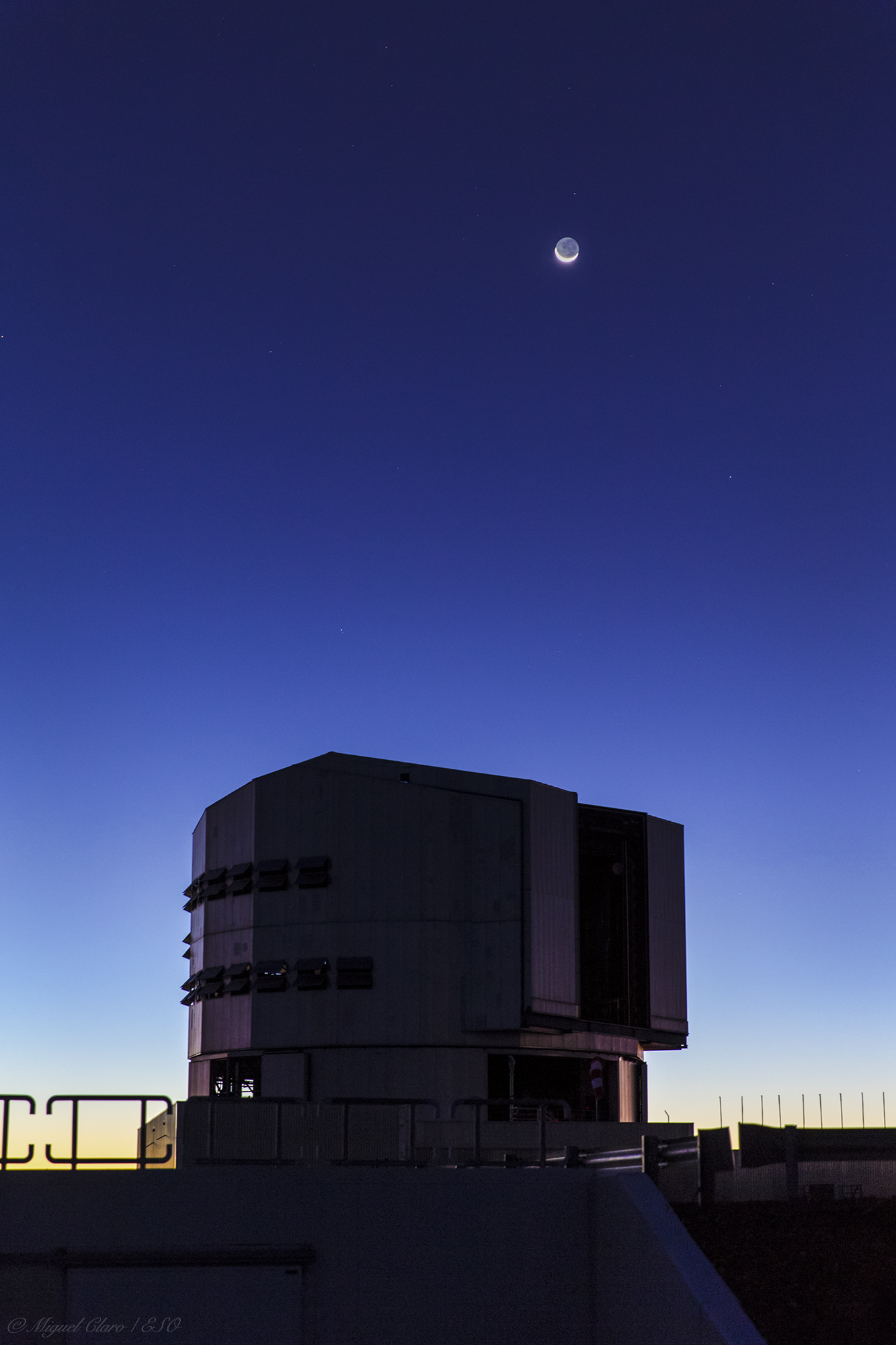 Earthshine Above Antu VLT Telescope Astrophotography By Miguel Claro